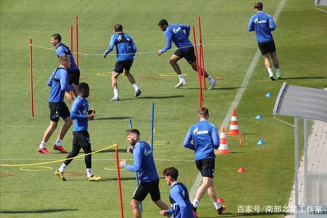 申花跟队：被换下的汪海健，疑似大腿肌肉拉伤